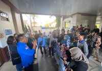 Puluhan Emak-emak Pelanggan PTAM Intan Banjar Geruduk DPRD Kalsel, Kecewa Dilarang Masuk Ruang RDP