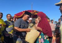 Turdes Hari Kedua, Gubernur Kalsel Bagikan Sembako, Makanan Balita Hingga Tablet untuk Remaja Putri