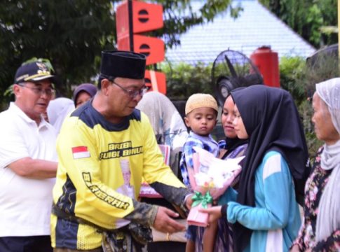 Rombongan Turdes Paman Birin Tiba di HSS, Berikan Bantuan Di SMAN 1 Angkinang