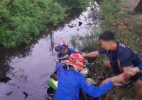 Gara-gara Ngantuk, Motor Suzuki Nex Dikendarai Seorang Wanita Masuk Sungai di Km 16 Gambut