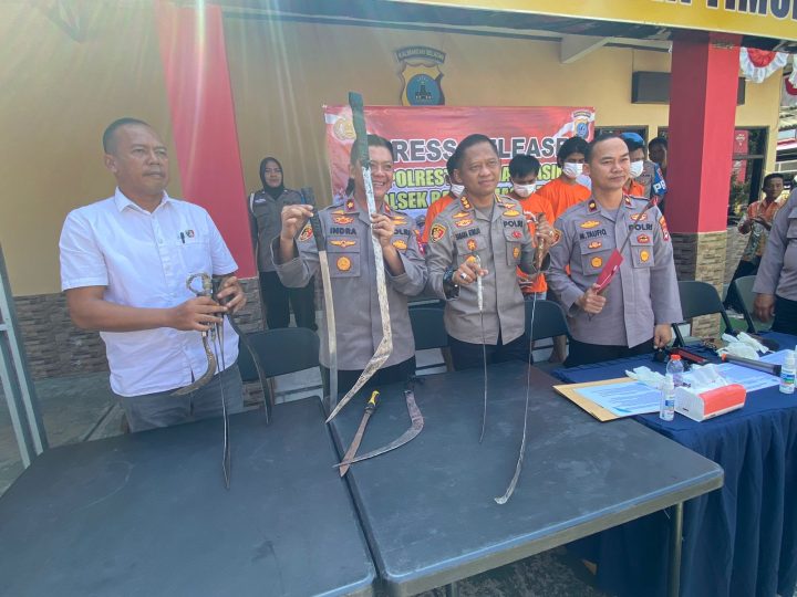 08082023_Kapolresta Banjarmasin Kombes Pol Sabana Atmojo Martosumito ekspose kasus remaja konvoi membawa senjata tajam. (wartabanjar.com - Ignatius Aprianus)