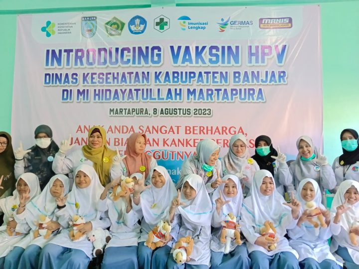08082023_Siswi menjalani vaksinasi HPV. (wartabanjar.com - Ist. Dinkes Banjar)