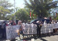 Pelayanan PTAM Intan Banjar Mengecewakan! Para Emak dan Mahasiswa Geruduk Gedung DPRD