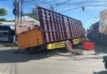 Truk Trailer Bawa Tiang Pancang Amblas di Sungai Andai, Begini Penjelasan Sopir