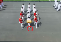Pembawa Baki Bendera Lilly Indriani Tetap Fokus dan Tegap Berjalan Saat Satu Sepatunya Terlepas