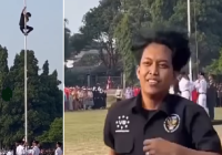 Viral! Teknisi Sound System Panjat Tiang Bendera Betulkan Tali yang Terlepas