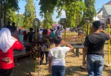 Terekam Kamera, Warga Antusias Ikuti Detik-detik Proklamasi dari Luar Halaman Kantor Bupati Tala