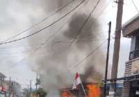 Bikin Geger! Taksi Kuning Tiba-tiba Terbakar di Jalan Jafri Zamzam Komplek Pembangunan 1