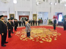 Presiden Jokowi Beri 18 Tokoh Tanda Kehormatan