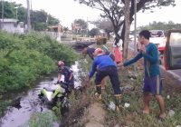 Ngantuk Berat, Ramadhan dan Motornya Tercebur ke Parit di Gambut