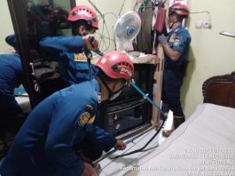 Ular di Belakang TV Buat Panik Warga Komplek Griya Sekumpul