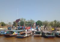 Polairud Banjarmasin Kibarkan Merah Putih di Atas Kelotok Sungai Martapura