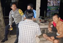 Jaga Kamtibmas, Polsek Haruai Kunjungi Warga di Malam Hari