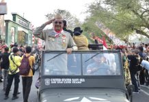 Ketua DPRD Kalsel Naik Jeep Klasik di Kirab Kemerdekaan RI ke-78
