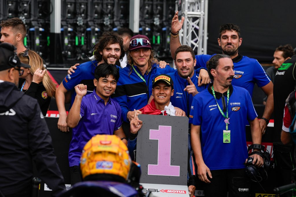 Indonesia Raya Berkumandang Indah, Aldi Satya Mahendra Podium Juara Balap Dunia WorldSSP300 Ceko (4)