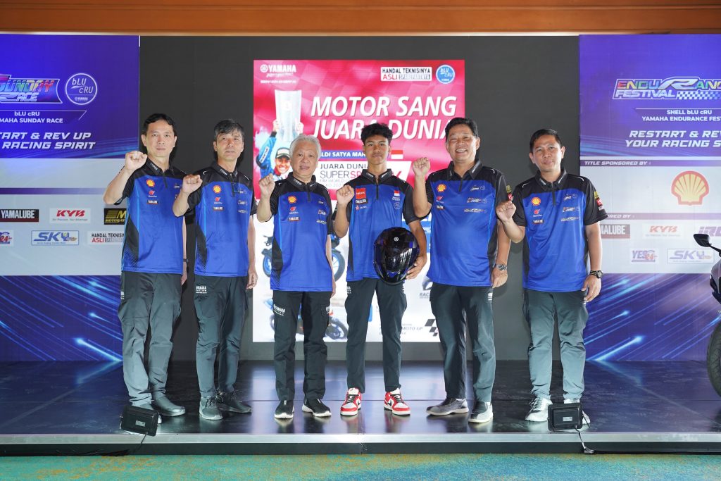 Management PT Yamaha Indonesia Motor Manufacturing (YIMM) & Aldi Satya Mahendra (pembalap Yamaha Racing Indonesia) saat press conference Yamaha Race Mandalika 2023