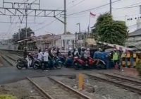 Nyaris! Puluhan Pengendara Sepeda Motor Terjebak di Perlintasa Kereta Api, Video Viral