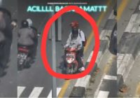 Emak-Emak Nekat Berhenti di Jalur Berlawanan Arah di Simpang 5 Kamboja