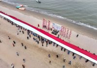 Kapolda Kalsel dan Rombongan Disambut Bentangan Bendara Merah Putih di Pantai Batakan
