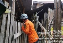 Rumah Roboh di Jalan Kelayan A Banjarmasin, Penghuni Terjepit