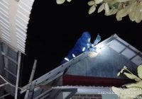 Tim DPKP Banjar Hancurkan Sarang Tawon di Atap Rumah Siti Rahmah di Desa Antasan Senor Ilir