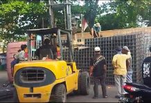 Truk Pengangkut Besi Terbalik di Jembatan Yapahut Banjarmasin