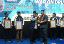 Komjen Golose Anugerahi Paman Birin Penghargaan BNN RI