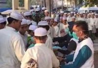 Panas Ekstrim, Ribuan Jemaah Shalat Istisqa Masjid Al Karomah Martapura Diberi Masker