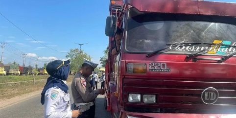 11092023_Petugas Dishub dan Satlantas Polresta Banjarmasin mengecek muatan dan surat menyurat truk angkutan, Senin 11 September 2023. (wartabanjar.com - Dishub Banjarmasin)