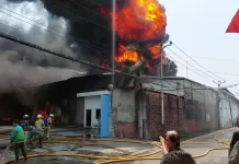 Pabrik Sandal Terbakar Hebat di Jakarta Utara, Truk di Halaman Ikut Disambar Api