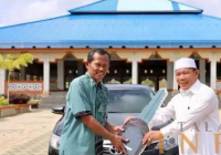 Jelang Pensiun, Sukamta Hibahkan Sedan Toyota Camry ke Ponpes Sirajul Huda Pelaihari