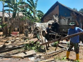 Rumah Petani Desa Kalaan di Aranio Ini Dibedah Anggota TNI