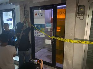 ATM di depan Hotel Kharisma Jalan KS Tubun Banjarmasin, Sabtu (2/9) malam yang dipasangi garis polisi. (Wartabanjar.com/ignatius)