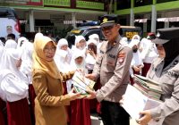Polres Banjar Bagikan 415 Buku Gratis untuk 5 Sekolah di Kabupaten Banjar