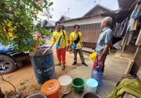Diskominfo Kalsel Bagikan Air Bersih di Sungai Tiung Banjarbaru