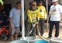 Gubernur Kalsel Bagikan Langsung Air Bersih ke Warga Cempaka Banjarbaru