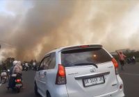 Api Dekati Jalan Raya, Warga Melintas Dekat Karhutla Sekitar Bandara Syamsudin Noor Diimbau Waspada