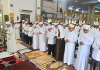 Jemaah Penuhi Masjid Al Karomah Ikuti Sholat Istisqa