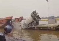 Truk Molen Tercebur di Pelabuhan Sungai Gampa Batola