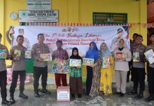 Peduli Budaya Literasi, Polres Tanah Bumbu Bagikan Ratusan Buku