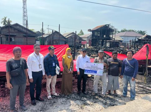 UPZ Bank Kalsel Serahkan Bantuan Kepada Korban Kebakaran di RT 36 Pemurus Dalam