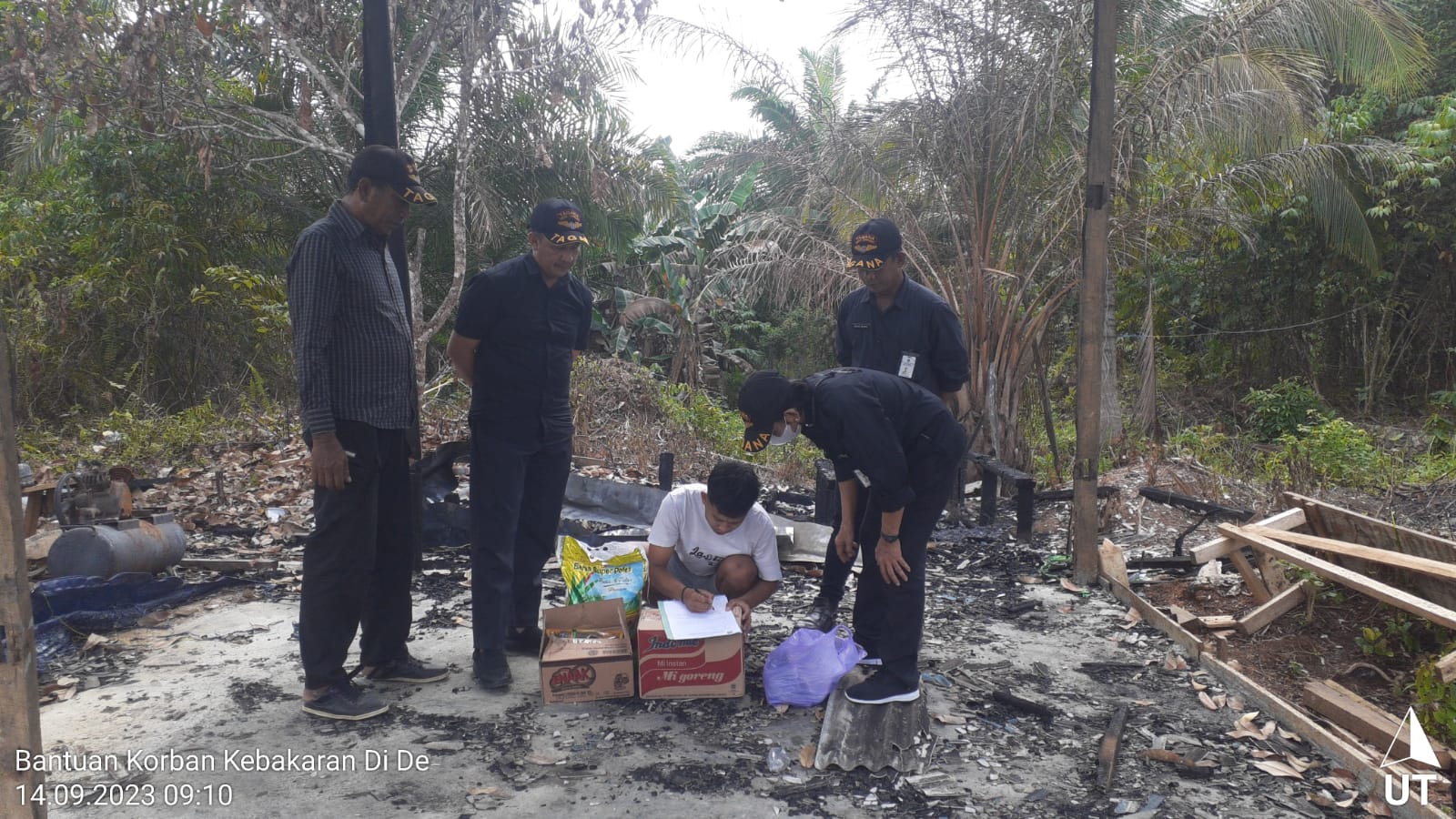 Pemkab Tanah Bumbu Salurkan Bantuan Kepada Korban Kebakaran di Desa Mekar Sari