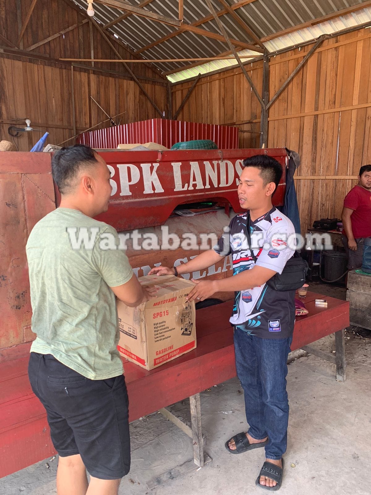 Anggota Ditpolairud Polda Kalsel Ini Sumbangkan Mesin Pompa Portabel Kepada BPK Landsel