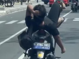 Viral Pria Kemudikan Sepeda Motor Sambil Rebahan, Langsung Dicari Polisi