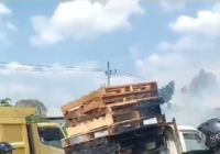 Diduga Kepanasan, Sampah Dalam Pikap Mendadak Terbakar di Lingkar Selatan