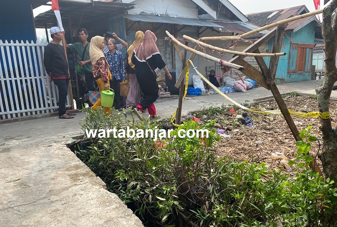 08102023_Lokasi ditemukannya jasad Didi di Jalan Jahri Saleh Kampung Kenanga, Sungai Jingah, diberi garis polisi, Minggu 8 Oktober 2023. (wartabanjar.com - Iqnatius Aprianus)-1