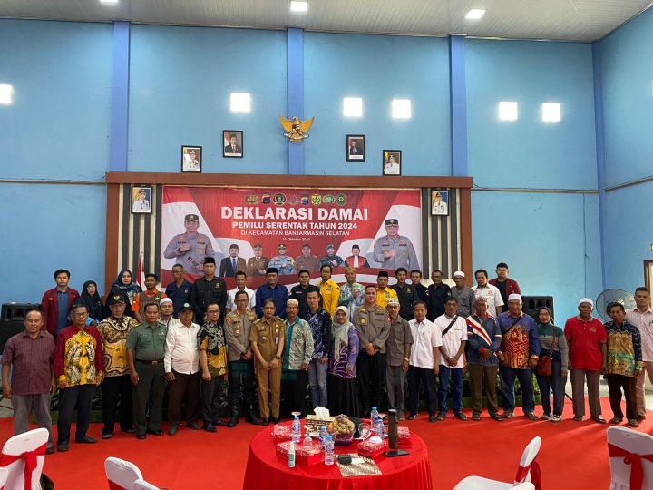 10102023_ foto bersama jajaran Polresta Banjarmasin, jajaran Kecamatan Banjarmasin Selatan, perwakilan Parpol, dan tokoh masyarakat. (wartabanjar.com - Iqnatius Aprianus)