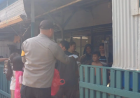 Personel Polsek Banjarmasin Selatan Bawakan Nasi Kotak untuk Korban Kebakaran Pemurus Baru