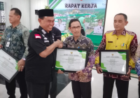 Bupati Tanbu Berikan Penghargaan kepada Wajib Pajak Jhonlin Baratama dan Sejumlah Perusahaan