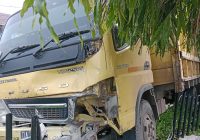 Truk Hantam Pagar Taman Makam Pahlawan Bumi Kencana Banjarbaru